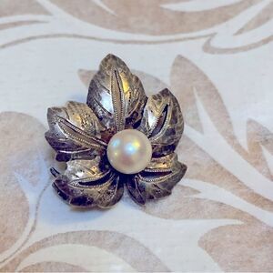 Vintage Sterling Silver Brooch Pin Mini Leaf w/ Natural Pearl in Center Gorgeous